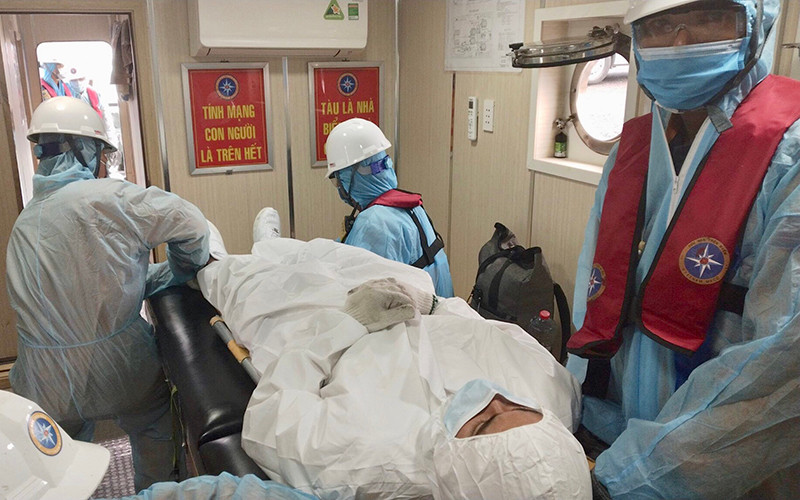 Cứu nạn thành công thuyền viên nước ngoài, bảo đảm an toàn Covid-19