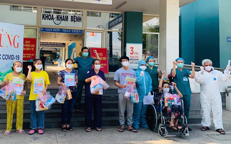 Các bệnh nhân được công bố chữa khỏi tại Trung tâm Y tế Hòa Vang.
