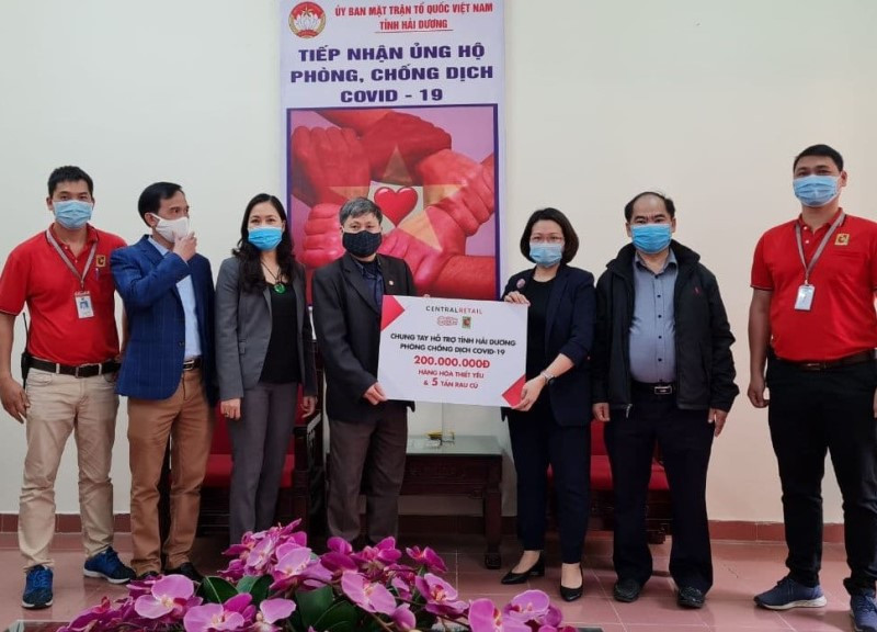 Đại diện Tập đoàn Central Retail tại Việt Nam trao bảng tượng trưng hàng thiết yếu trị giá 200 triệu đồng ủng hộ tỉnh Hải Dương.