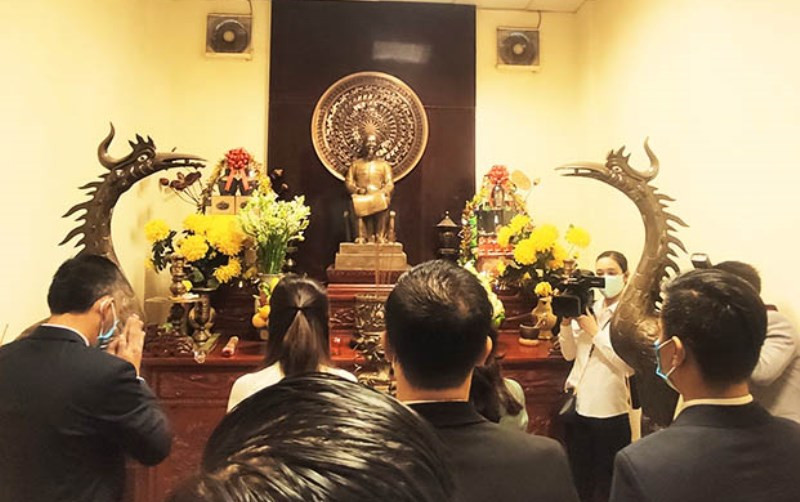 Dâng hương tại phòng tưởng niệm Bác Hồ, sáng 3-2.