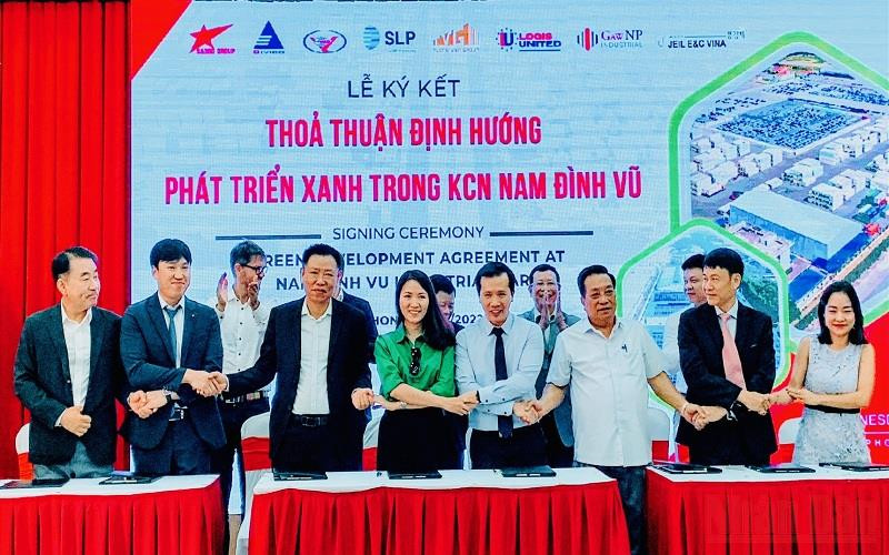 Đại diện Tập đoàn Sao Đỏ ký kết thỏa thuận định hướng phát triển xanh với các doanh nghiệp trong Khu công nghiệp Nam Đình Vũ. 