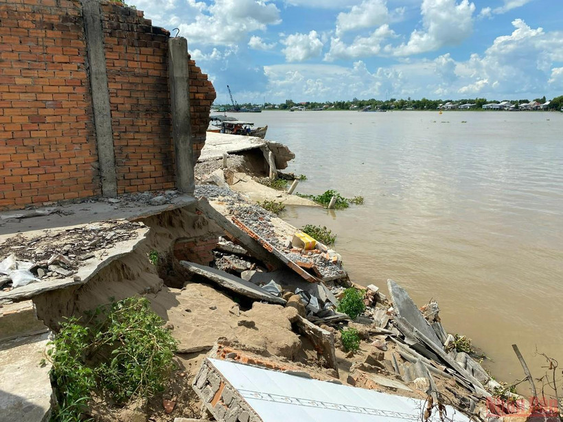 Khu vực sạt lở bờ sông Hậu đoạn qua thị trấn Vĩnh Thạnh Trung. 