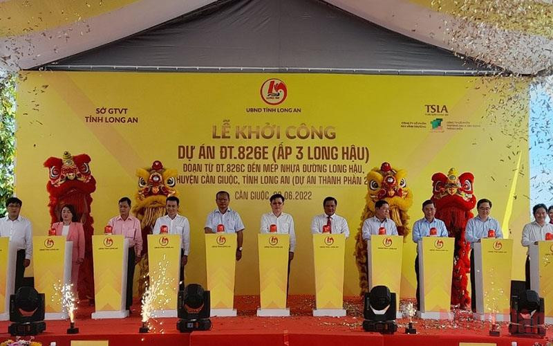 Lãnh đạo tỉnh Long An và các nhà đầu tư ấn nút khởi công dự án thành phần hai đường tỉnh 826E.