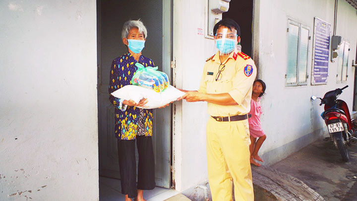 Thăm tặng quà cho các hộ ở trọ.
