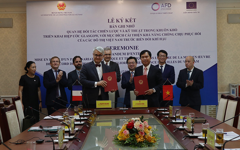 Lễ ký biên bản hợp tác về phát triển đô thị bền vững thích ứng biến đổi khí hậu giữa Bộ Xây dựng và AFD.