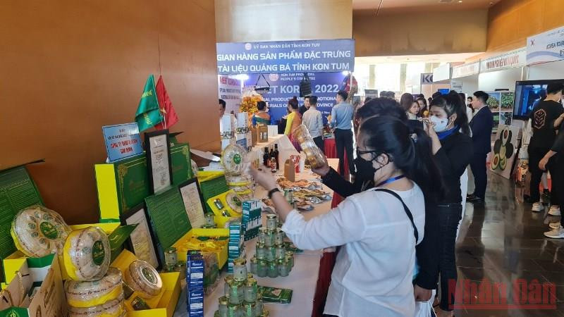 42 gian hàng trưng bày sản phẩm tiêu biểu của Bình Định, Hàn Quốc và các tỉnh, thành trong khu vực miền trung-Tây Nguyên.