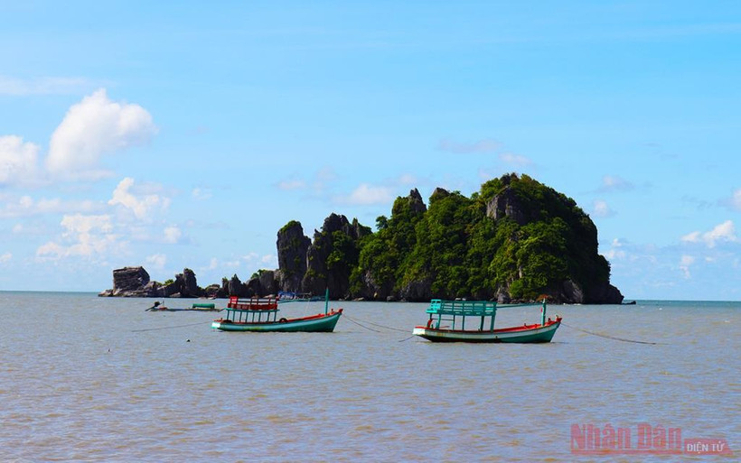 Kiên Giang có đến hơn 143 hòn đảo, trong đó có 105 hòn đảo nổi lớn, nhỏ, có 43 hòn đảo có dân cư sinh sống, nằm ở hai huyện đảo là Phú Quốc, Kiên Hải và huyện Kiên Lương, thị xã Hà Tiên. 