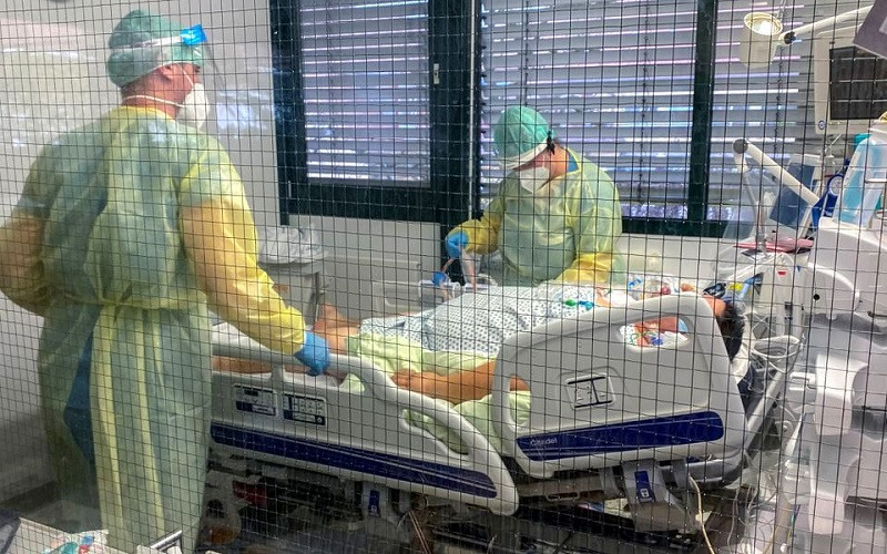 Các nhân viên y tế chăm sóc bệnh nhân Covid-19 trong phòng chăm sóc đặc biệt của Bệnh viện Munchen Klinik Schwabing, Munich, Đức, ngày 12/11. (Ảnh: Reuters)