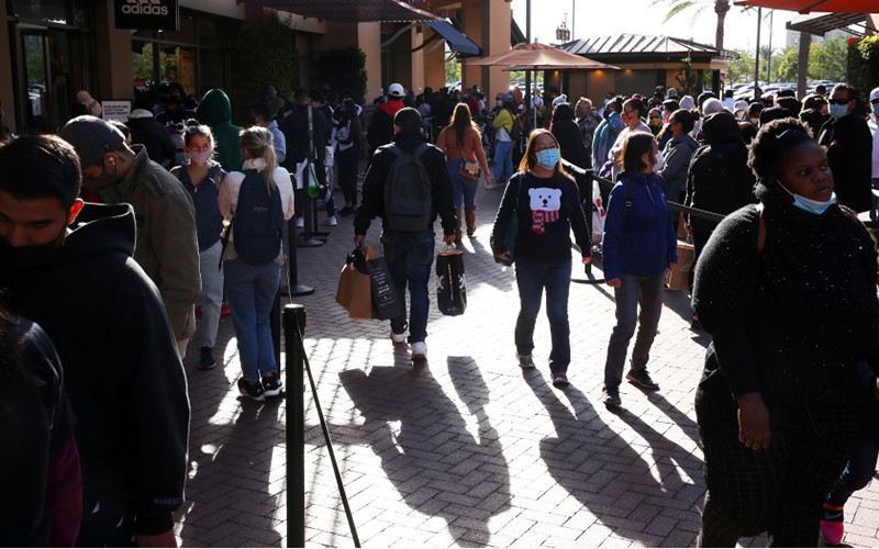 Đám đông vẫn đi mua sắm tại Los Angeles trong bối cảnh Hạt này sắp bước vào lệnh phong tỏa mới (từ ngày 30-11) nhằm ngăn chặn dịch Covid-19 lây lan. Ảnh: Los Angeles Times