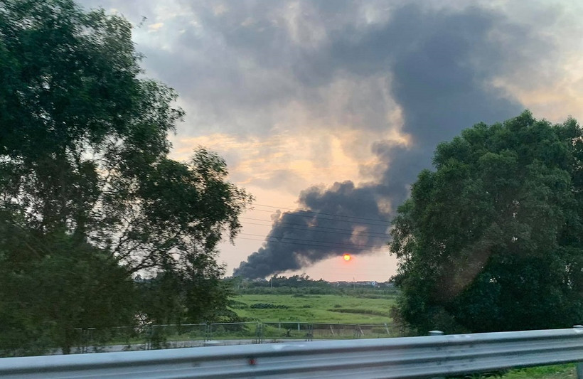 Đám cháy kho vải ở Hưng Yên nhìn từ đường cao tốc Hà Nội - Hải Phòng. Ảnh: BÔNG MAI.