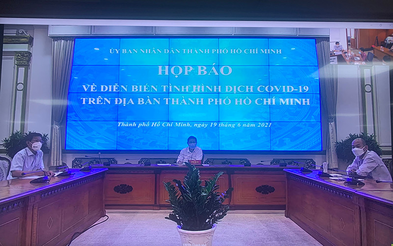 Phó Chủ tịch UBND TP Hồ Chí Minh Dương Anh Đức (giữa) trả lời câu hỏi của phóng viên trong buổi họp báo trực tuyến.