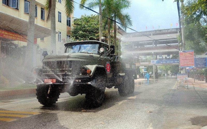 Xe phòng hóa Quân khu ba phun hóa chất khử khuẩn toàn bộ bệnh viện đa khoa tỉnhThái Bình sáng 8-5