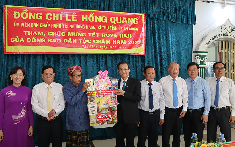 Lãnh đạo tỉnh An Giang tặng quà chúc Tết Roya Haji.