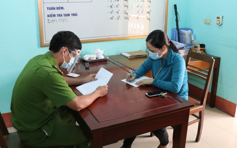 Chị Trần Thị Thủy tại cơ quan công an.