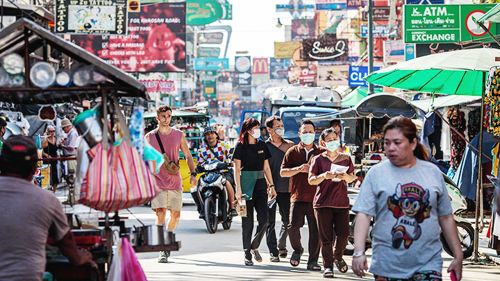 Du khách tới Thailand sẽ không bị giám sát y tế khắt khe như trước. Ảnh: CNN