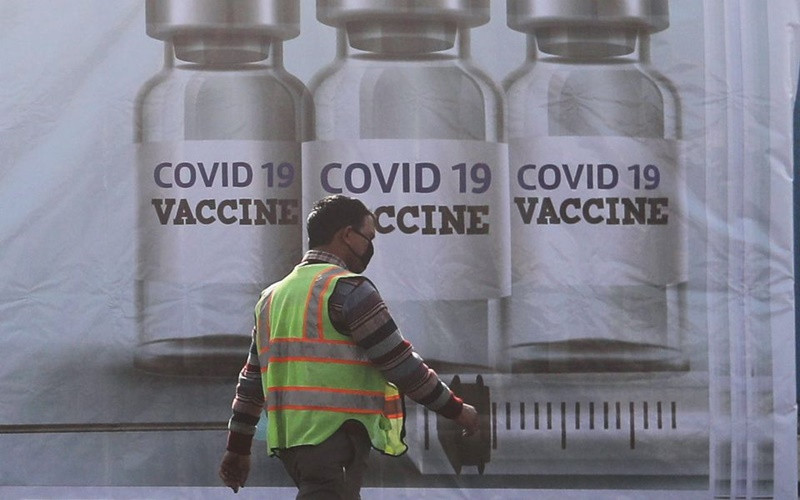 Nhân viên mặt đất đi qua container tại Cảng hàng hóa 2 trong sân bay quốc tế Indira Gandhi, Ấn Độ, tháng 12/2020. (Ảnh: Reuters)