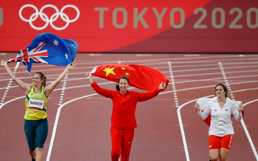 Shiying Liu (giữa) ăn mừng sau khi giành huy chương vàng ném lao nữ. (Ảnh: Reuters)