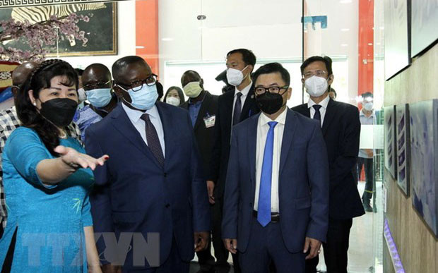 Tổng thống Sierra Leone Julius Maada Bio thăm Công ty Cổ phần Nhà máy Trang thiết bị Y tế United Healthcare tại Khu Công nghệ cao, thành phố Thủ Đức-Thành phố Hồ Chí Minh. (Ảnh: TTXVN)