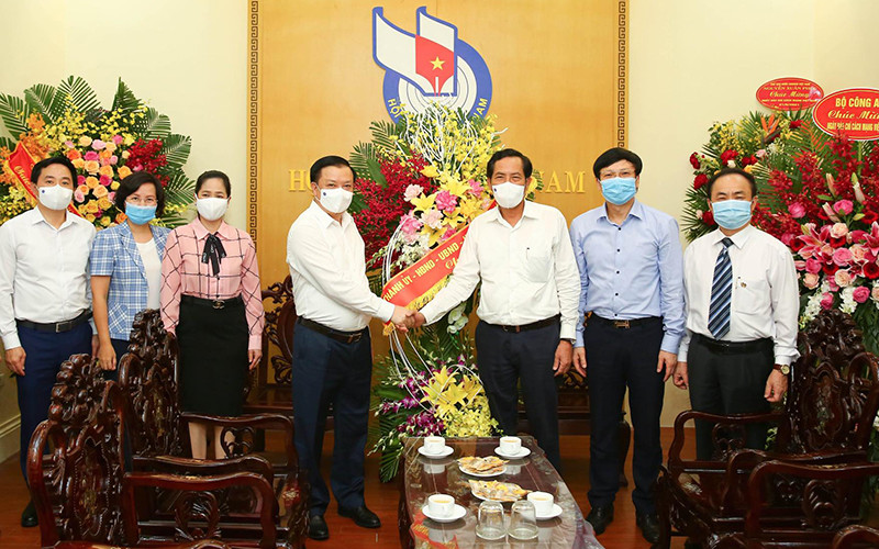 Bí thư Thành ủy Hà Nội Đinh Tiến Dũng chúc mừng Hội Nhà báo Việt Nam nhân kỷ niệm 96 năm Ngày Báo chí cách mạng Việt Nam. Ảnh: Sơn Hải/Congluan.vn