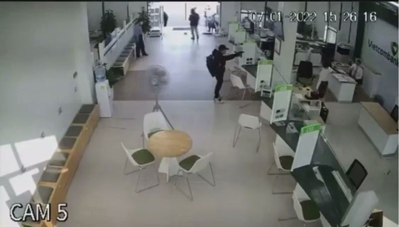 Hình ảnh tên cướp trong phòng giao dịch ngân hàng được camera ghi lại.