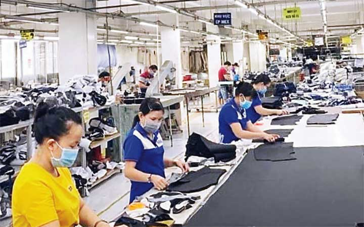 Công nhân may mặc tại Công ty cổ phần may Nhà Bè tại phường Tân Thuận Đông, quận 7.