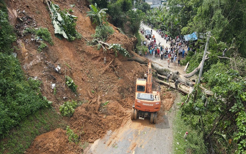 Hót dọn điểm sạt lở trên tuyến Tỉnh lộ 258. 