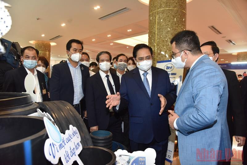 Thủ tướng Phạm Minh Chính tham quan gian trưng bày sản phẩm của các doanh nghiệp khởi nghiệp đổi mới sáng tạo.