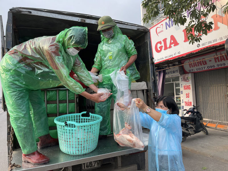 Hỗ trợ nhu yếu phẩm cho nhân dân vùng dịch ở huyện Kim Thành.