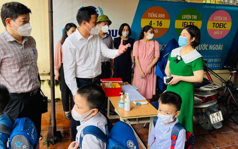 Để đón học sinh một số khối lớp đến trường học trực tiếp trong ngày hôm nay, Hải Dương đã bảo vệ tốt thành quả chống dịch trong giai đoạn vừa qua.