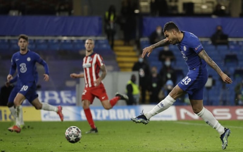 Emerson (áo xanh, phải) ấn định chiến thắng 2-0 cho Chelsea.
