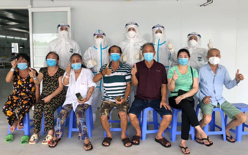 Các bệnh nhân vui mừng trong ngày ra viện.