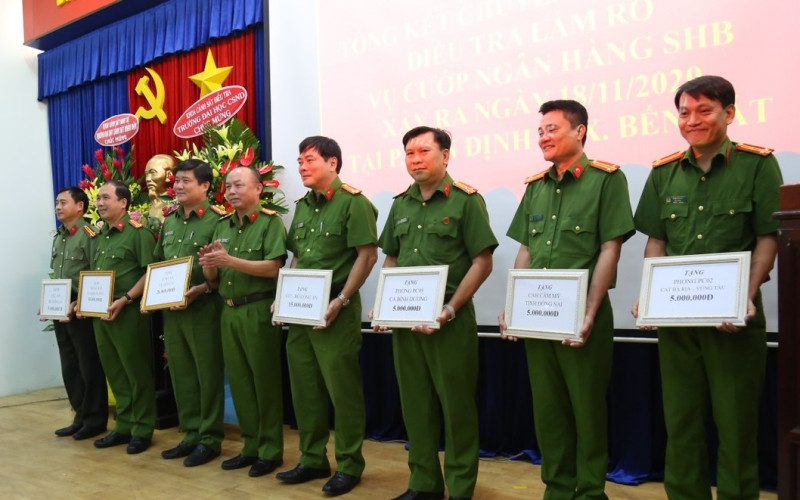 Khen thưởng các tập thể và cá nhân có thành tích xuất sắc trong phá án.