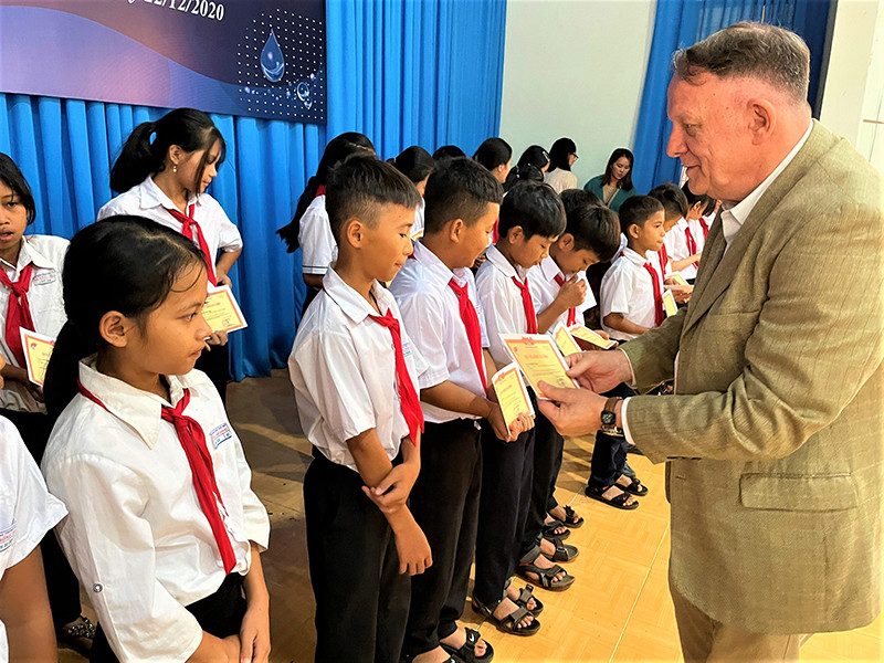 Đại diện Tổ chức VinaCapital Foundation trao tặng học bổng cho các em học sinh dân tộc thiểu số ở huyện Cư M’gar.