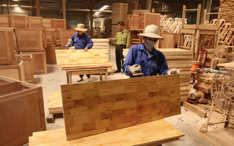 Chế biến gỗ xuất khẩu tại nhà máy của Công ty TNHH Vũ Thịnh (Bắc Giang). (Ảnh: Vũ Sinh)