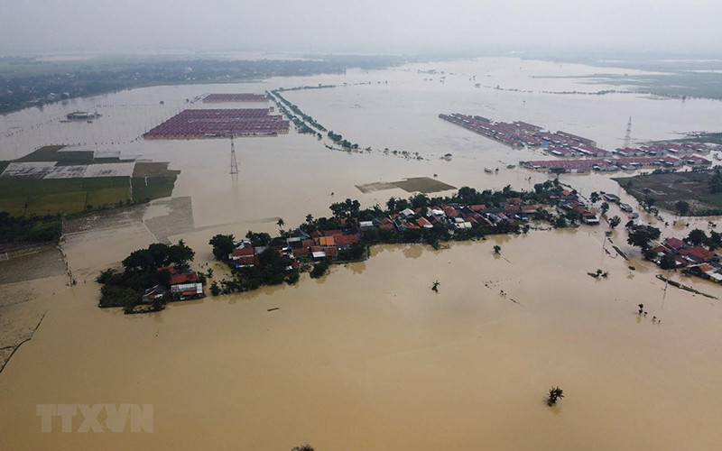 Cảnh ngập lụt sau những trận mưa lớn tại Bekasi, Tây Java, Indonesia, ngày 22/2/2021. (Ảnh: AFP/TTXVN)