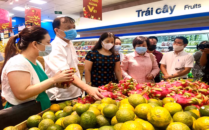 Lãnh đạo Bộ Công thương và Sở Công thương Hà Nội kiểm tra việc cung ứng trái cây, nông sản.