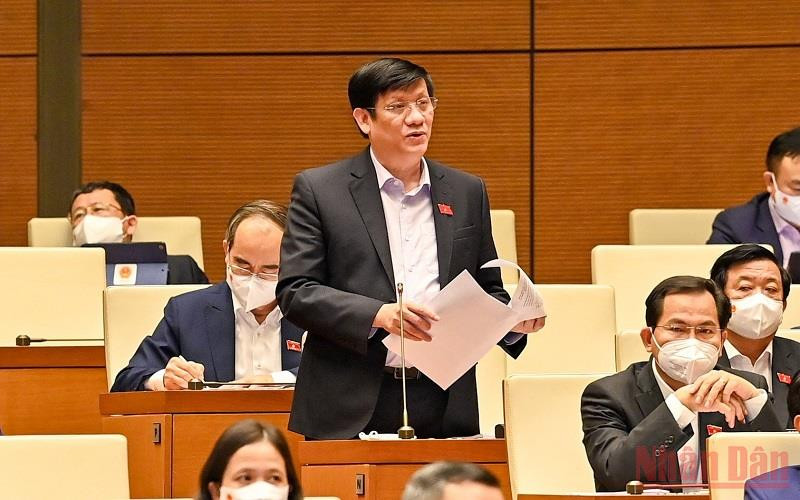 Bộ trưởng Y tế Nguyễn Thanh Long giải trình, làm rõ một số vấn đề đại biểu Quốc hội nêu sau phiên thảo luận tại hội trường ngày 8/11. (Ảnh: LINH NGUYÊN)