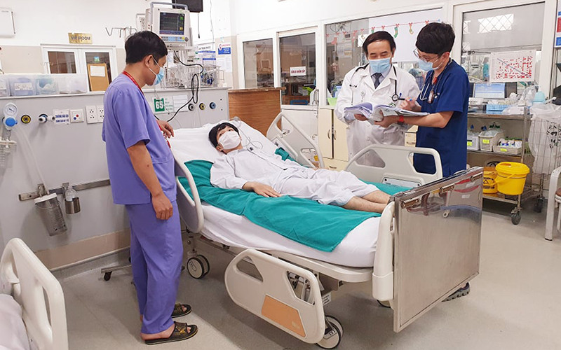 PGS, TS Nguyễn Văn Chi và các bác sĩ Trung tâm Cấp cứu A9 thăm khám cho bệnh nhân.