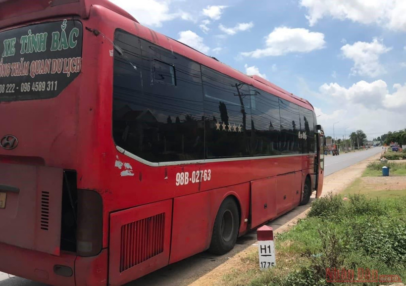 Tạm giữ xe khách chở năm người người nhập cảnh trái phép.