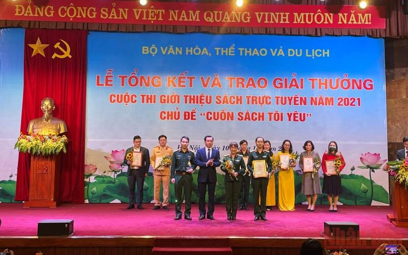 Trao giải thưởng sách.