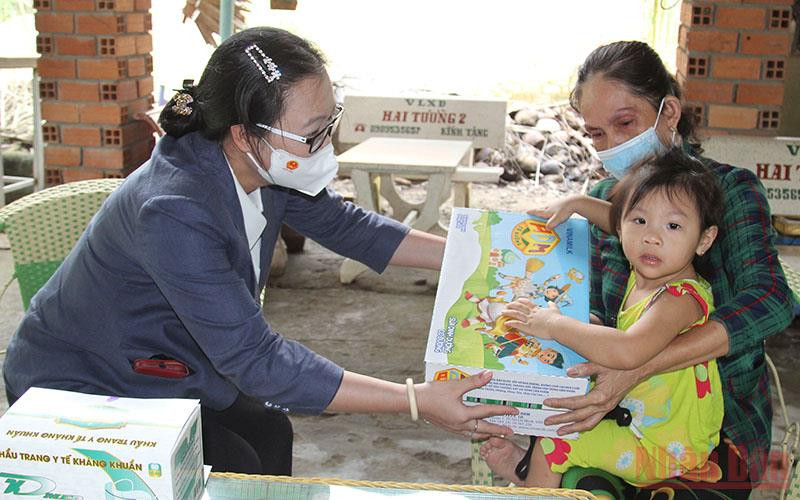 Lãnh đạo tỉnh Vĩnh Long thăm và trao tặng quà cho cháu Cao Thị Kim Ngân. 