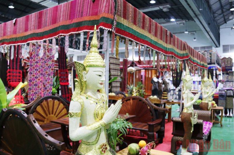 Hàng hóa sản xuất trong nước đang được Chính phủ Lào khuyến khích nhằm đáp ứng nhu cầu nội địa, phục vụ chính sách tự lực, tự cường. (Ảnh: Xuân Sơn)