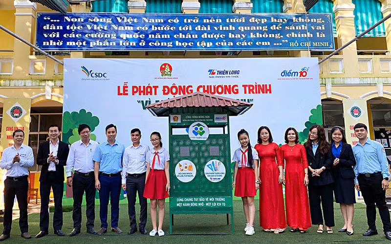 Các thành viên Ban Tổ chức chương trình "Vì mái trường xanh" năm học 2020-2021 trao "Công trình măng non" phân loại rác thải tặng học sinh Trường tiểu học Phù Đổng (quận Hải Châu, TP Đà Nẵng). 