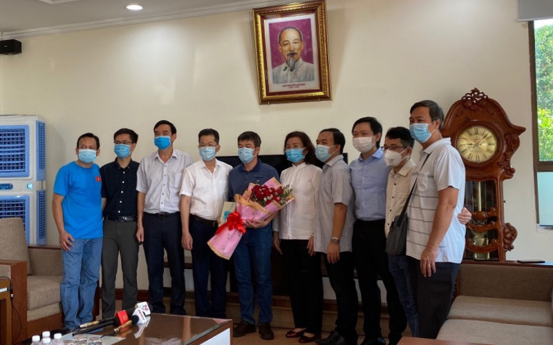 Lãnh đạo thành phố Đà Nẵng tặng hoa, tạm biệt các bác sĩ Bệnh viện Chợ Rẫy.