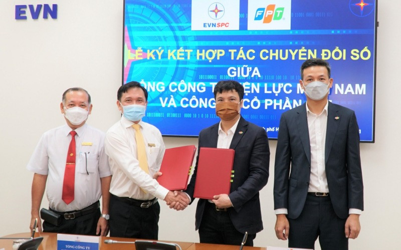 Đại diện EVNSPC và FPT tại lễ ký kết về đẩy mạnh công tác chuyển đổi số.