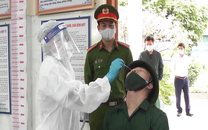 TP Hải Dương lấy mẫu xét nghiệm SARS-CoV-2 cho thanh niên chuẩn bị nhập ngũ.