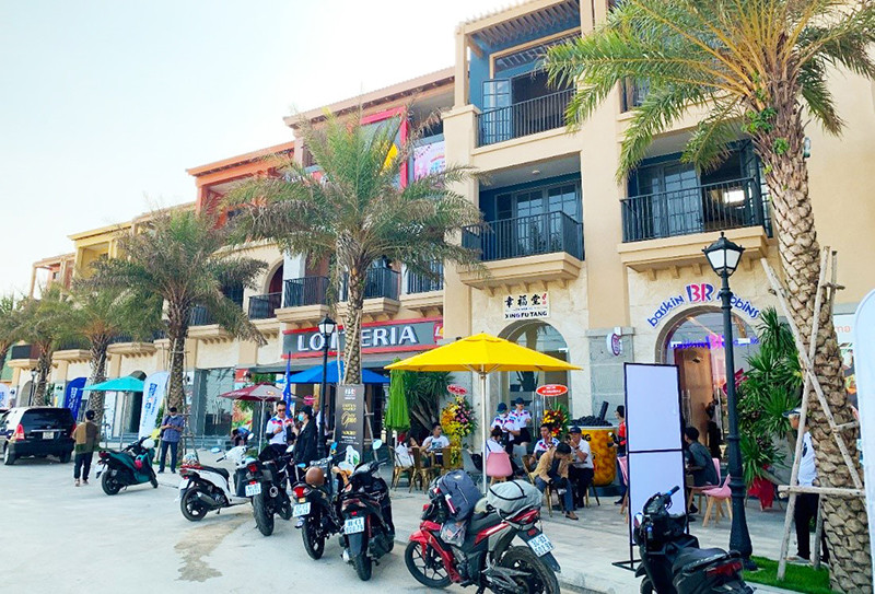 Nhiều khách hàng tham quan, mua sắm ở tuyến phố thương mại vừa ra mắt tại NovaWorld Phan Thiet. Ảnh thực tế dự án tháng 4-2021.