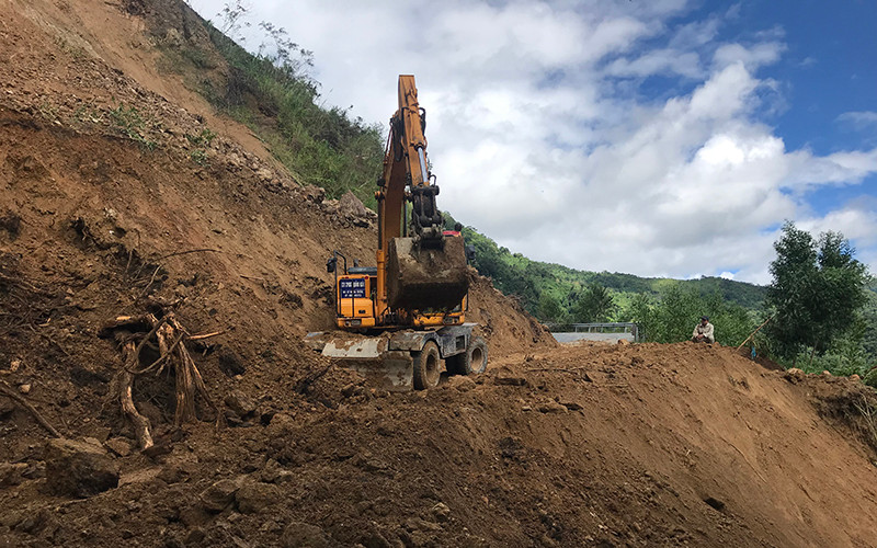 Sạt lở núi nghiêm trọng, chia cắt giao thông đoạn qua xã Thanh An (huyện Minh Long) năm gây chia cắt các xã, nguy hiểm cho người dân. Kiên cố hoá, sửa chữa tuyến đường vùng xung yếu là cần thiết nhằm hạn chế thiệt hại khi mưa lũ về.