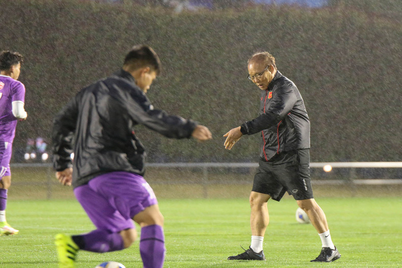 Buổi tập đầy mưa gió của đội tuyển Việt Nam trên sân Saitama. (Ảnh: VFF)