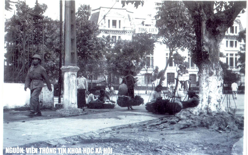 Gánh hàng rong. (Ảnh: Viện Thông tin Khoa học xã hội)